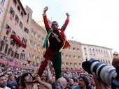 Alberto Ricceri in Piazza viene portato in trionfo dai contradaioli del Drago dopo la Vittoria del Palio del 2 luglio 2014