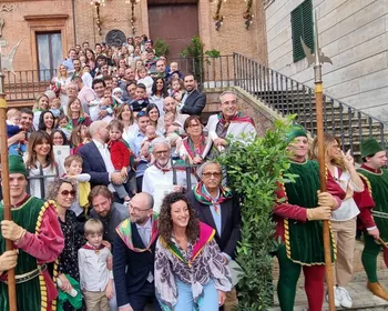 La tradizionale foto di gruppo alla cerimonia laica del Battesimo Contradaiolo 2024 della Contrada del Drago, sulle scale dell'oratorio di Contrada