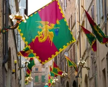 Bandiere della Contrada del Drago, in Via del Paradiso addobbata a Festa